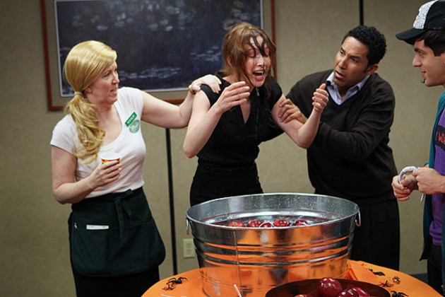 Office Halloween: Apple bobbing contest